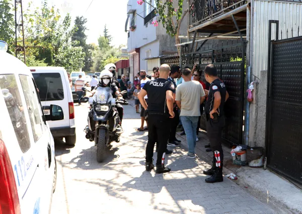 adanada-hamile-kizini-baskasina-kactigi-iddiasiyla-evine-getirip-boynundan-bicakladi-genc-kadinin-hayati-tehlikesi-var-1629298647809.jpg Adana'da hamile kızını başkasına kaçtığı iddiasıyla evine getirip boynundan bıçakladı! Genç kadının hayati tehlikesi var-5