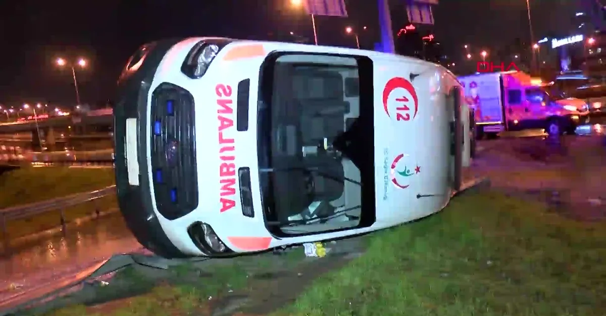 Esenyurt'ta ambulans devrildi! Yaralılar var