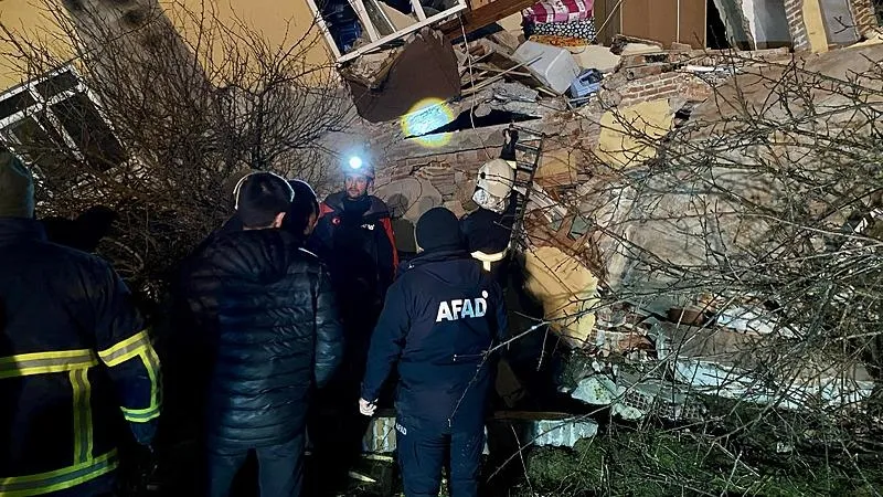 Sinop'ta 3 ev heyelan altında kaldı! Enkazdan 4 kişi çıkarıldı (AA)