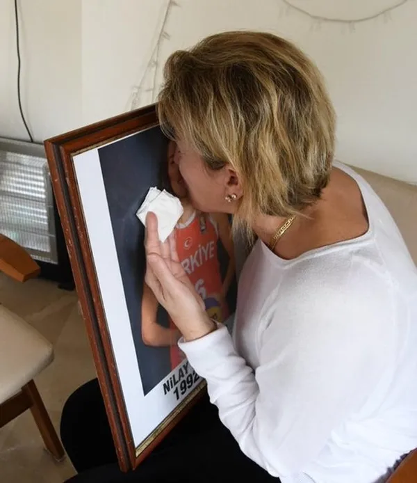 milli-basketbolcu-nilay-aydogan-depremde-hayatini-kaybetmisti-babaannesiyle-olan-son-goruntuleri-cikti-1677577136868.jpg