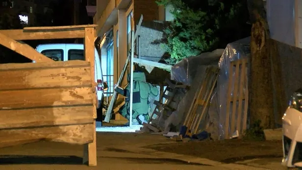 istanbul-kartalda-supheli-paket-panigi-funyeyle-patlatildi-1650661283913.jpeg İstanbul Kartal'da şüpheli paket paniği! Fünyeyle patlatıldı-1