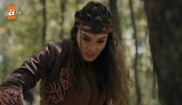 destanda-nefesler-tutuldu-akkiz-ulu-ecenin-casidi-olan-alacanin-cezasini-boyle-kesti-1652820643405.jpg Destan'da nefesler tutuldu: Akkız, Ulu Ece’nin çaşıdı olan Alaca’nın cezasını böyle kesti!-2