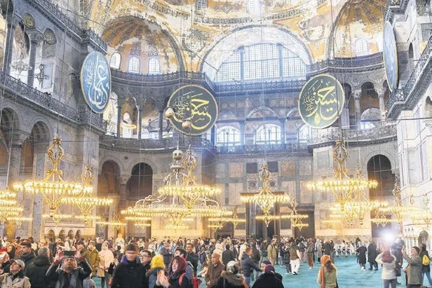 apartmanin-girisinde-bicakli-saldiriya-ugrayan-tugce-hayatini-kaybetti-1673556622240.jpeg Apartmanın girişinde bıçaklı saldırıya uğrayan Tuğçe, hayatını kaybetti-8