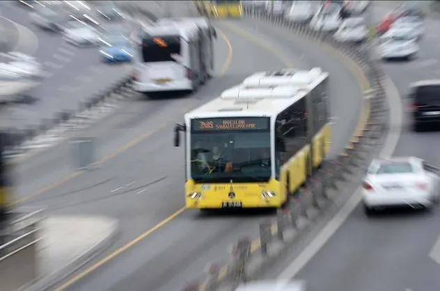 Metrobüste yangın! Seferler aksadı...