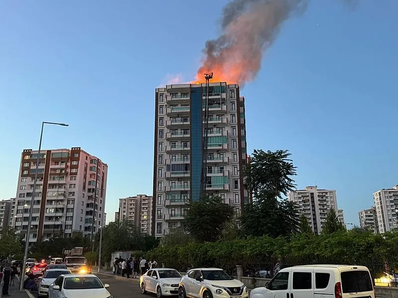 Diyarbakır'da 13 katlı apartmanda yangın paniği (DHA)
