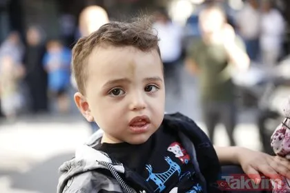 Mucize kurtuluş kamerada! Zeytinburnu’nda 3. kattan düşen 2 yaşındaki çocuğu çevre esnafı hava takaladı