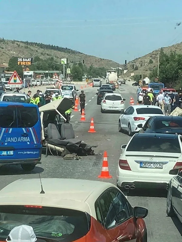 ankarada-zincirleme-trafik-kazasi-bir-otomobil-ikiye-bolundu-10-yarali-ankara-sehir-hastanesine-kaldirildi-1626645736074.jpg Ankara'da zincirleme trafik kazası: Bir otomobil ikiye bölündü, 10 yaralı Ankara Şehir Hastanesine kaldırıldı-5