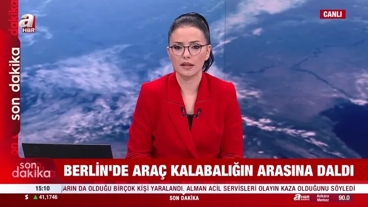 Berlin’de araç kalabalığın arasına daldı