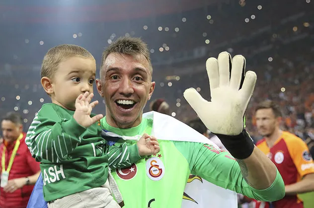 Galatasaraylı Fernando Muslera Türk futbol tarihine geçti