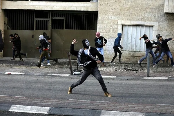 İşgalci İsrail askerleri ve Filistinliler çatışıyor-6