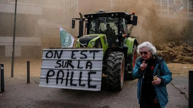 Fransa’da çiftçiler ayaklanıyor: Macron’a bir ‘Sarı Yelek’ darbesi daha! Protestolar başlıyor: Beş parasız kaldık