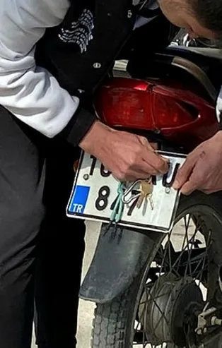 Polis ekipleri bile şaşkına döndü! "Bu kadarı da olmaz" dedirten olay! Plakasını bakın nasıl değiştirdi