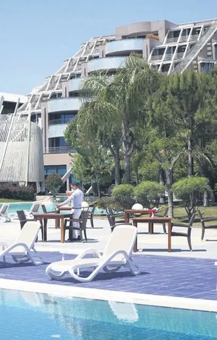 Tatil sezonuna hazırlanan otellerde sosyal mesafe düzenlemesi yapılıyor