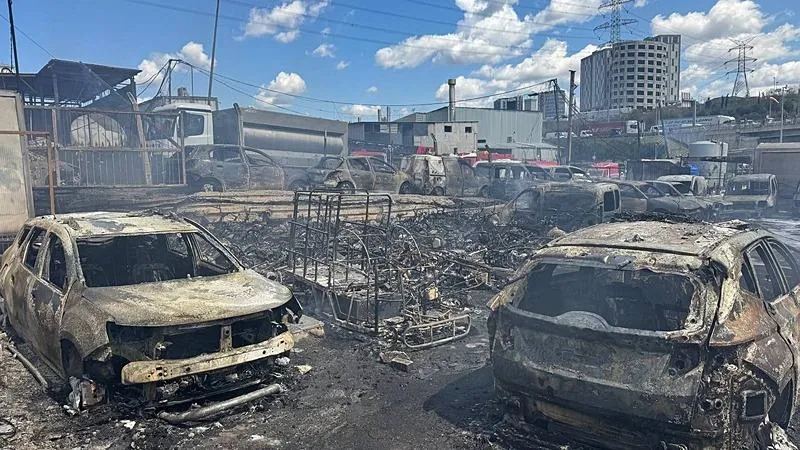 Alevlerin sıçradığı araçlar küle döndü. (AA)