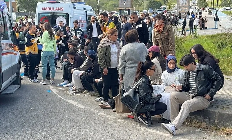 bartinda-halk-otobusu-otomobilin-uzerine-devrildi-universite-ogrencileri-yaralandi-1777446461554.jpeg Bartın'da öğrencileri taşıyan otobüsü otomobilin üzerine devrildi: 46 yaralı!-3