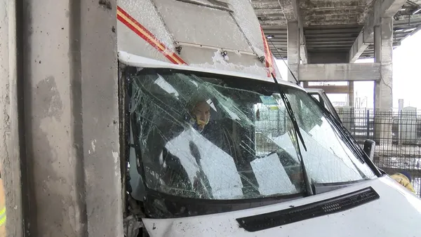 SON DAKİKA: İstanbul'da kar fırtınası! ❄İstanbul Valiliği'nin uyarılarına rağmen yollar tuzlanmadı: Ali Yerlikaya dikkat çekmişti servisler ve İETT yollarda kaldı-2