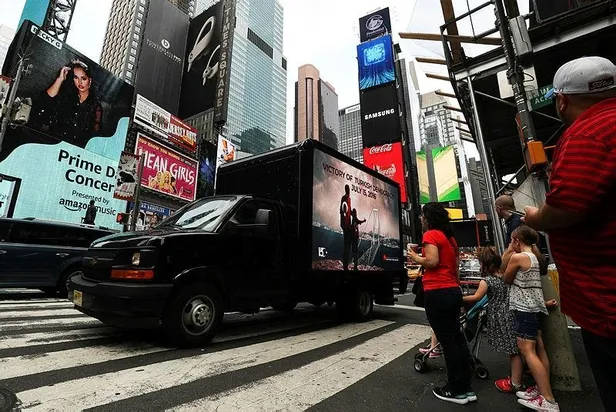 15 Temmuz New York'ta dijital ekranlı kamyonetle anlatıldı-1