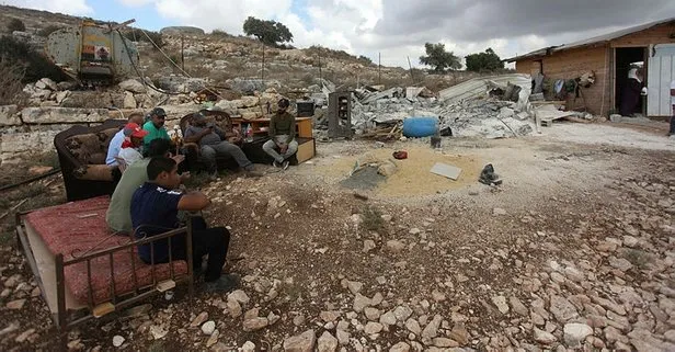 İşgâlcı İsrail askerleri Batı Şeria’da Filistinlilerin evini yıktı