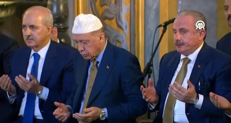 baskan-erdogan-ayasofya-i-kebir-cami-i-serifi-inde-duzenlenen-icazet-torenine-katildi-1717771750449.jpeg