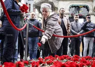 İstiklal Caddesinde patlamanın yaşandığı yere karanfil bırakıldı