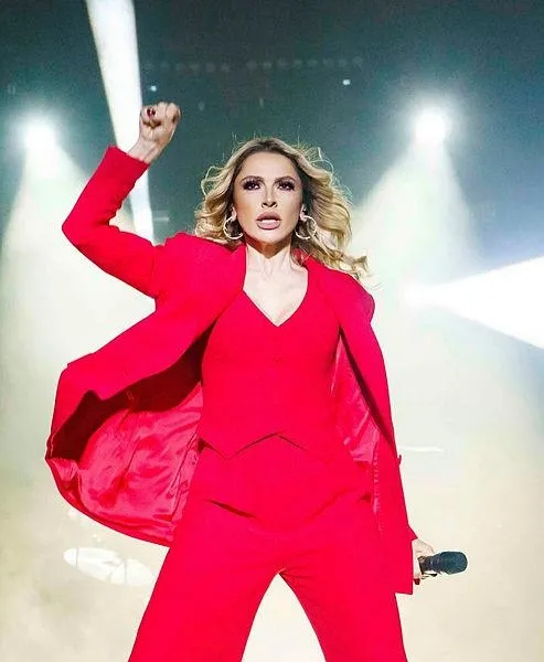 kolye-hadisesi-1668279884795.jpeg Hadise'nin hayatında biri mi var? Roma tatiline çıkan ünlü popçudan merak uyandıran detay-3