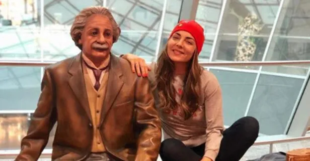 Burcu Kara, Albert Einstein'ın heykeli ile poz verdi
