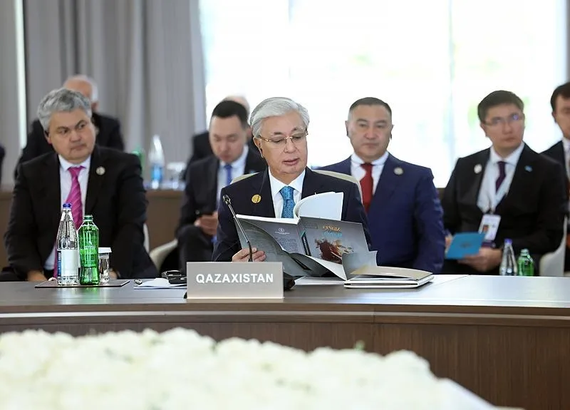 Başkan Erdoğan ortak alfabe hususunda Türkiye olarak ilk adımın atıldığını; Cengiz Aytmatov'u anlatan bir eser ile Oğuznamelerin ortak alfabeyle basılarak liderlere birer adet takdim edildiğini bildirdi. Kazakistan Cumhurbaşkanı Kasım Cömert Tokayev, zirvede kitabı inceledi. (AA)