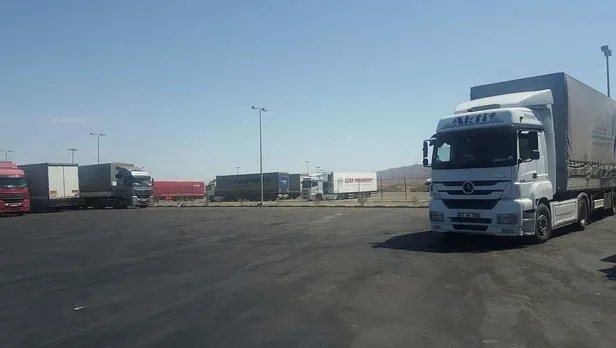 Suudi Arabistan'da bekletilen Türk tırların geçişine izin verildi-1