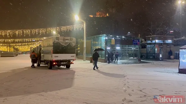İstanbul’da kar yağdı trafik kilitlendi! İETT otobüsleri yine yolda kaldı - 21