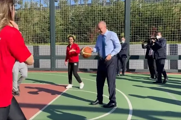 Başkan Erdoğan Ümraniye Millet Bahçesi'nde gençlerle basketbol oynadı