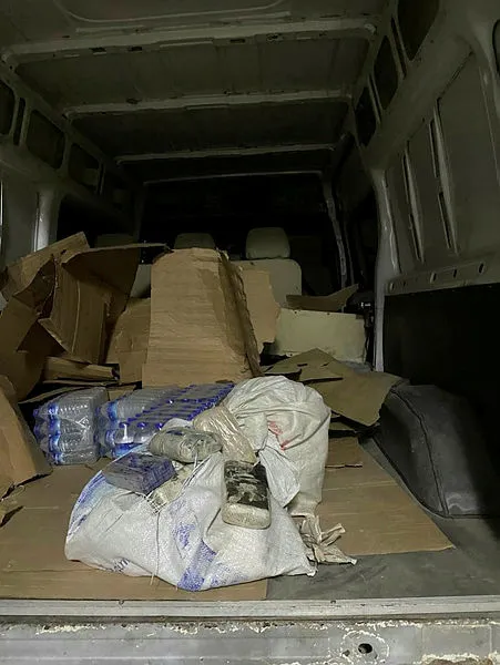 1601791937204.jpg Başkale’de su kolilerinin altına gizlenmiş 27 kilo 794 gram eroin ele geçirildi-1