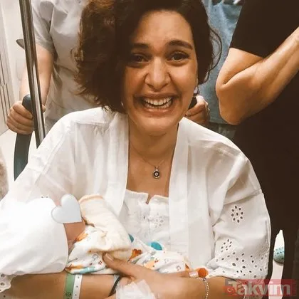 Bergüzar Korel’den karnı burnunda poz! Üçüncü çocuğuna hamile olan oyuncu ayna karşısına geçti o kare sosyal medyaya damga vurdu