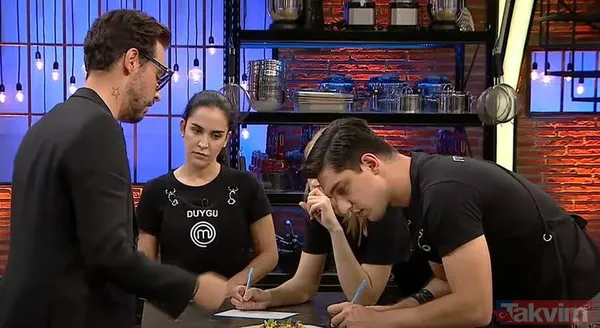 Deniz Ürünlerinde Oldukça Başarılı Olan Duygu Bu Kez Yemeğini Eksik Yaptı. Şefler Tadım Sırasında Duygu'ya Oldukça Sinirlendi. Üç Yarışmacının Tabağını Da Tadan...