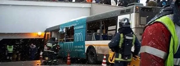 Rusya’da otobüs yaya alt geçidine girdi!