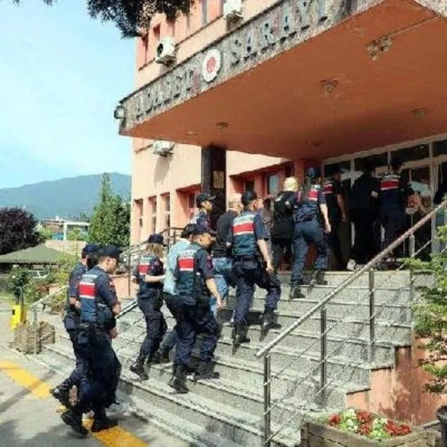 FETÖ üyelerini yurt dışına kaçırıyorlardı: 13 gözaltı