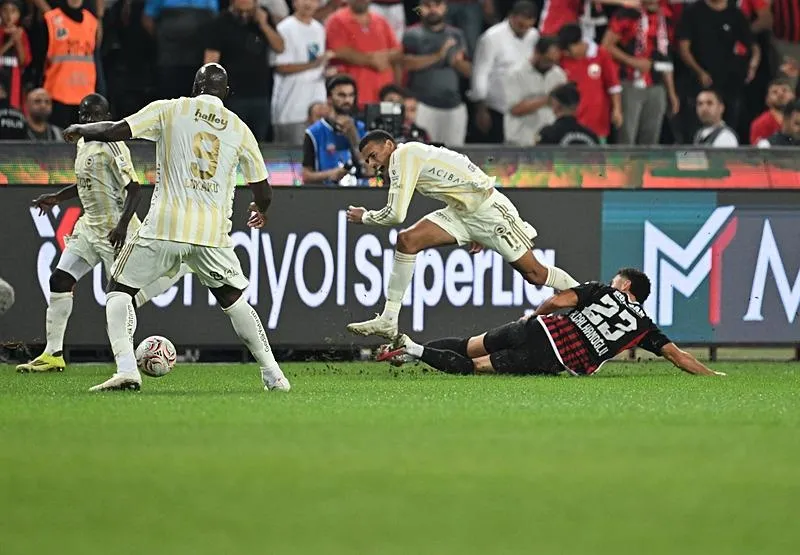fenerbahcede-ismail-kartaldan-kerem-ve-lukaku-karari-fenerbahcede-ismail-kartaldan-radikal-kararlar-yildiz-ism-1789714391488.jpeg Fenerbahçe'de İsmail Kartal'dan radikal kararlar: Yıldız isme kesik! Sistem değişiyor-9