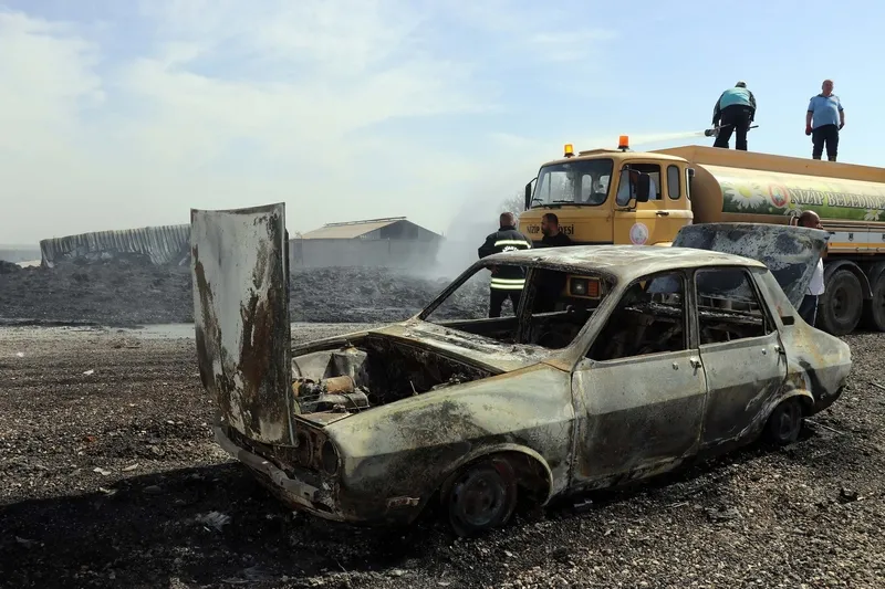 Gaziantep'de plastik malzemelerinin satıldığı iş yerinde yangın! 5 araç kullanılamaz halde-4