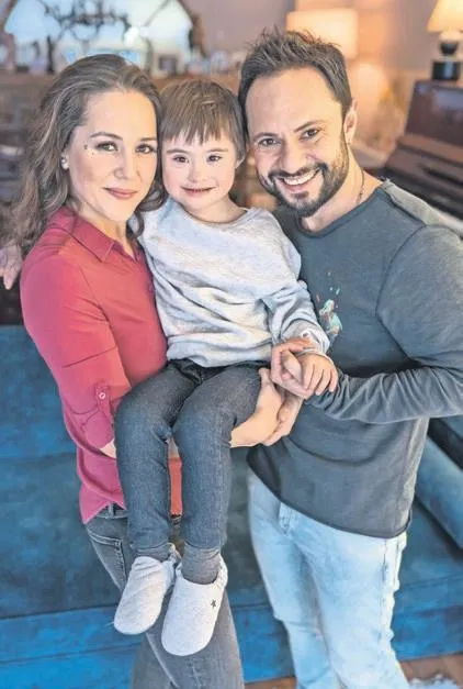 ibrahim-kutluay-ve-edvina-sponza-bebeki-mesken-tuttu-1679524099541.jpeg