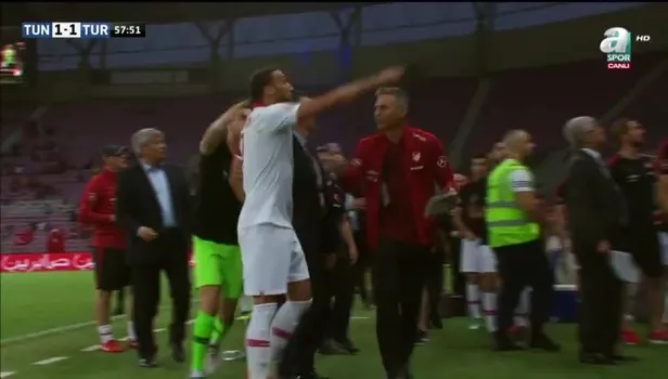 Cenk Tosun çıldırdı! Kırmızı kart...