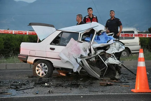 İzmir'de iki otomobil çarpıştı: 3 ölü, 1 yaralı-1