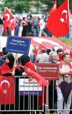 Avrupa'da Türkler meydanlara iniyor
