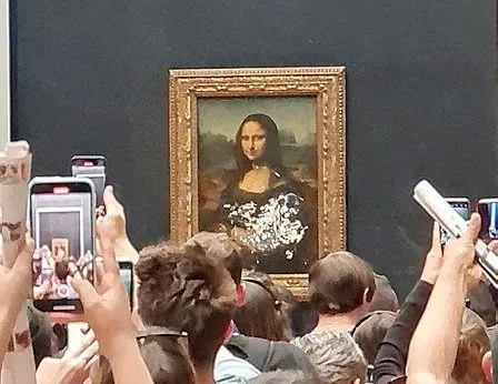 Mona Lisa tablosuna pastalı saldırı!