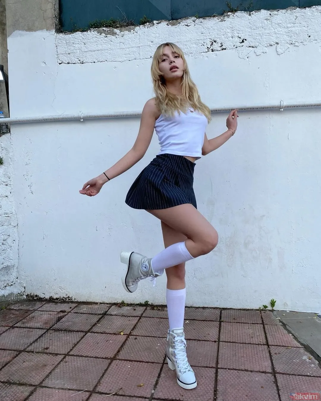 Aleyna Tilki süper mini şortuyla şov yaptı! Ayna karşısındaki eğlenceli