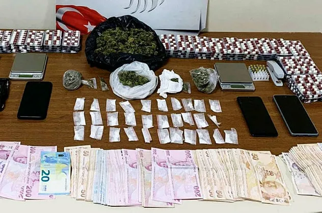İzmir'de uyuşturucu operasyonu: 3 gözaltı