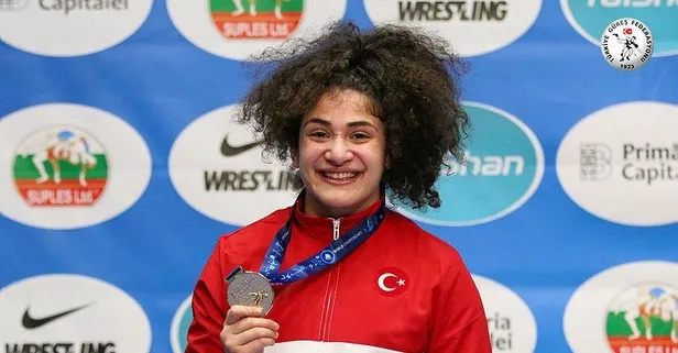 Milli güreşçi Ayşegül Özbeğe'den gümüş madalya