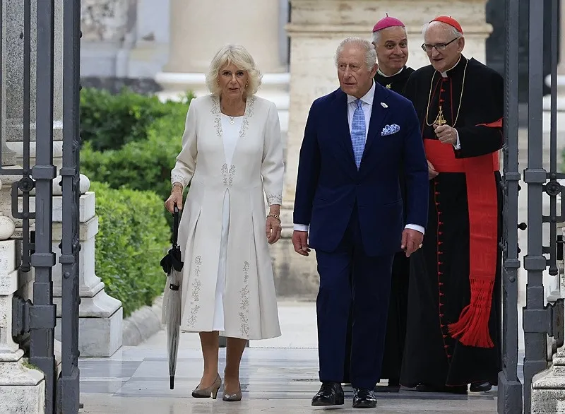 500 yıl sonra ilk kez bir İngiliz kralının Papa ile birlikte dua etti, AA