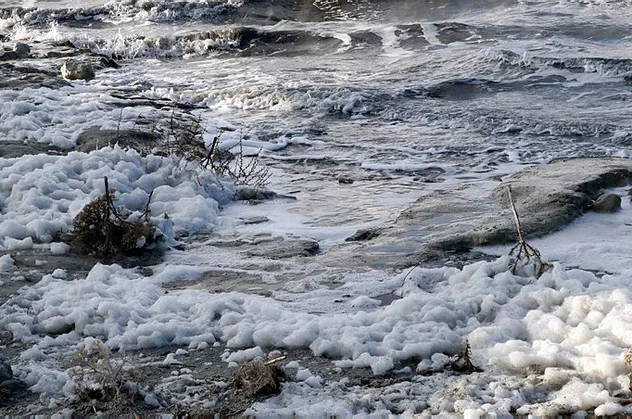 Burdur'da göl köpürdü, halk panik yaşadı! Rahatlatan açıklama geldi