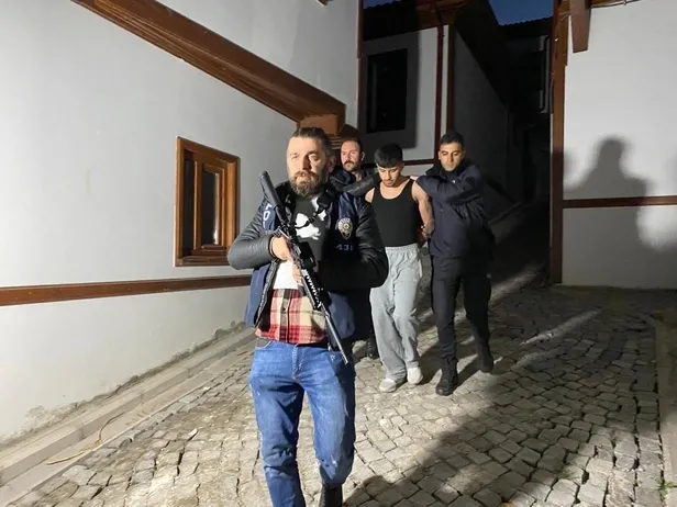 Ankara'da esnafı canından bezdiren eşkıyalara şafak baskını: Silah ve uyuşturucu ticareti yapan örgüt çökertildi-6