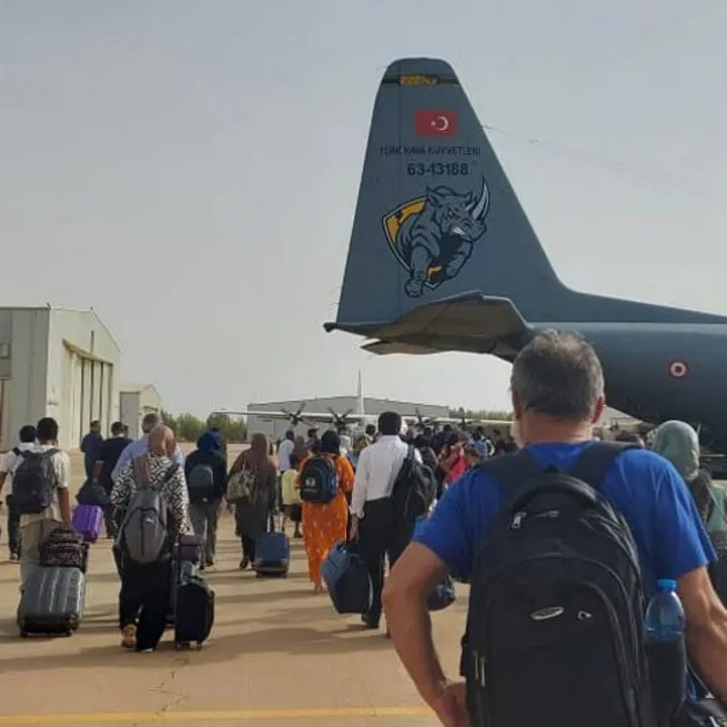 Son dakika: Sudanda Türk tahliye uçağına ateş açıldı! Milli Savunma Bakanı Hulusi Akar: Personel zayiatımız söz konusu değil