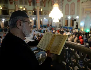 Berat Kandili'nde eller duaya açıldı